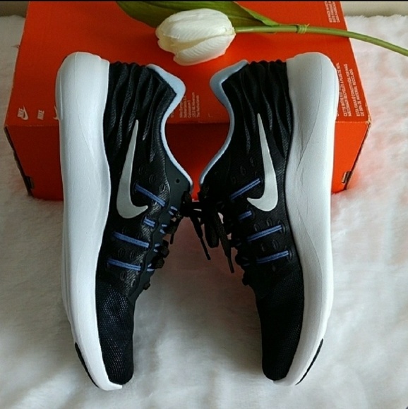 Nike Shoes - NEW🌺Size 8.5 NIKE WOMEN'S SHOES.